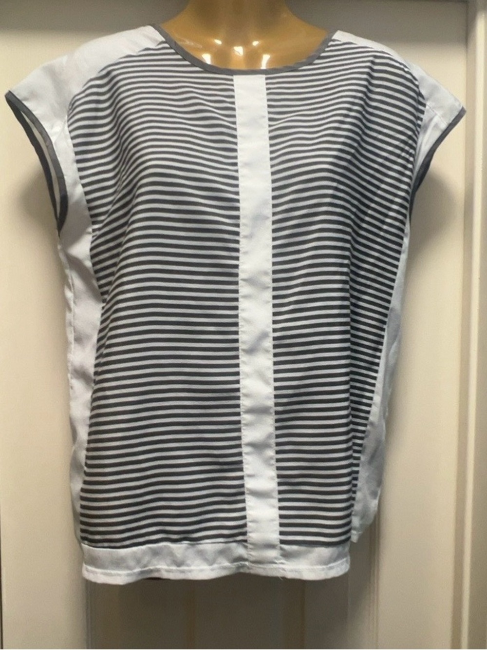 The Limited Black and White Striped Short-Sleeve Blouse (Bin 5-047)